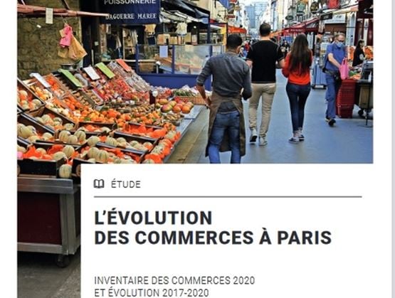 Couverture d’une étude intitulée « L’évolution des commerces à Paris », illustrée par une photo de rue animée avec étals de fruits et légumes, poissonnerie, et passants. L’ambiance reflète la vitalité du commerce de proximité parisien.