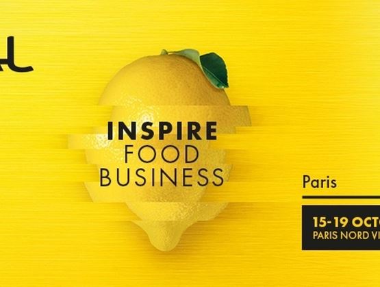 Visuel promotionnel du salon SIAL Paris, avec un fond jaune vif et un citron partiellement pixelisé au centre. Le slogan « Inspire Food Business » est inscrit au milieu, avec les dates de l’événement : 15-19 octobre à Paris Nord Villepinte.