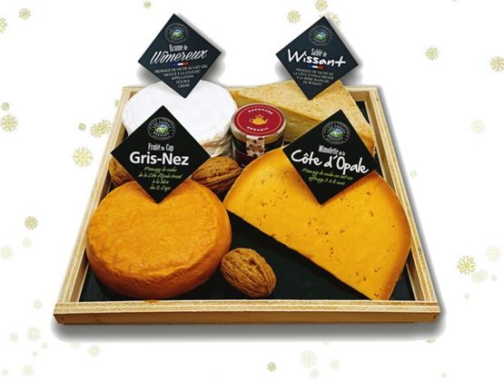 Plateau de fromages des Hauts-de-France comprenant des spécialités comme la Tomme de Wierre-au-Bois, le Sablé de Wissant, le Fruité du Cap Gris-Nez et la Mimolette de la Côte d’Opale, accompagné de noix et d’un petit pot de confiture.