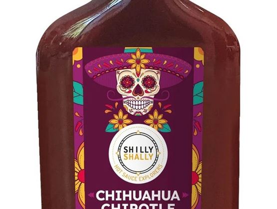 Bouteille de sauce piquante Chihuahua Chipotle de la marque Shilly Shally (100 ml), avec étiquette violette illustrée d’un motif tête de mort coloré et bouchon argenté.