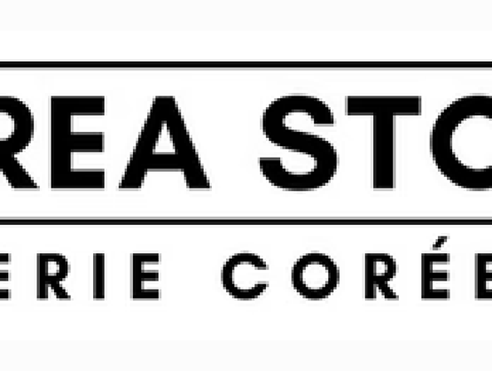 Extrait d’un logo en noir et blanc avec une typographie en lettres capitales, partiellement visible, sur fond clair.