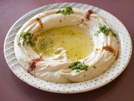 Le houmous, emblématique plat d’Afrique du Nord et du Moyen-Orient. (Photo : Paul Goyette — https://www.flickr.com/photos/pgoyette/235999644/, CC BY-SA 2.0, https://commons.wikimedia.org/w/index.php?curid=1149164)