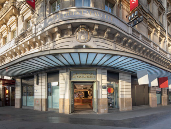 "Façade de l’entrée principale des Galeries Lafayette Le Gourmet à Paris, partenaire du concours Best Of 2025 de Gourmet Selection."