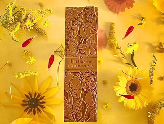 barre de chocolat sur fond jaune fleuri