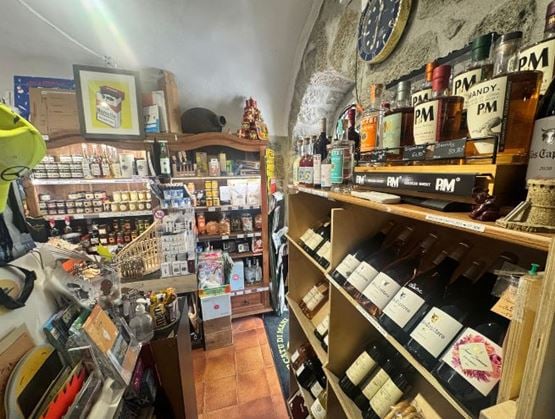 Intérieur de l'épicerie chez Bartu