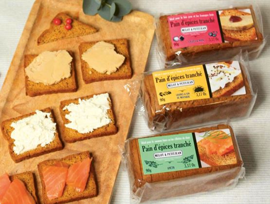 Planche à découpée ayant des toasts de pain d'épices de la marque "Mulot&Petitjean