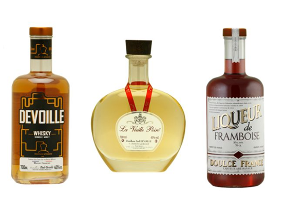 Trois bouteilles de différents alcool proposées par la Distillerie Paul Devoille sur fond blanc
