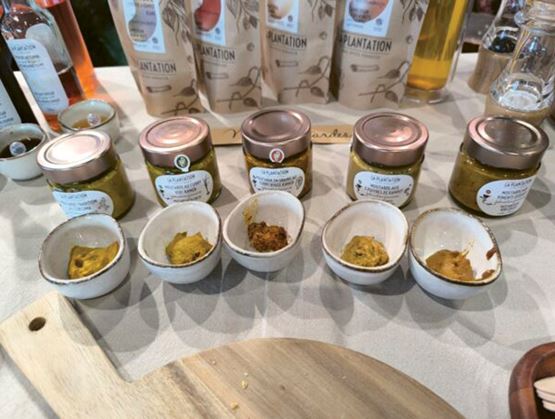Des échantillons de Moutarde de La Plantation sur le stand du salon Gourmet Selection