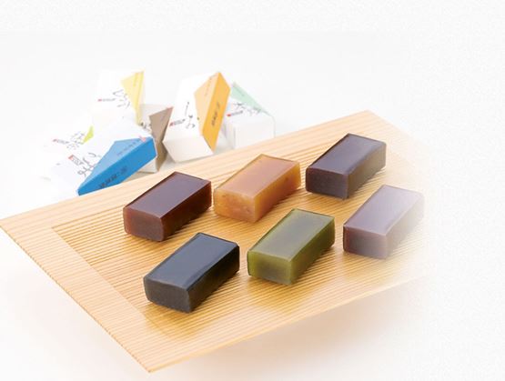 Assortiments de Yokan sur planche en bois