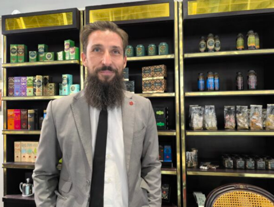 Guillaume Pinaut Sommelier de Wright tea sur le stand à Gourmet Selection 2025
