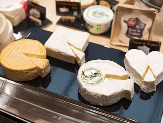 Morceaux de fromages de formes variées