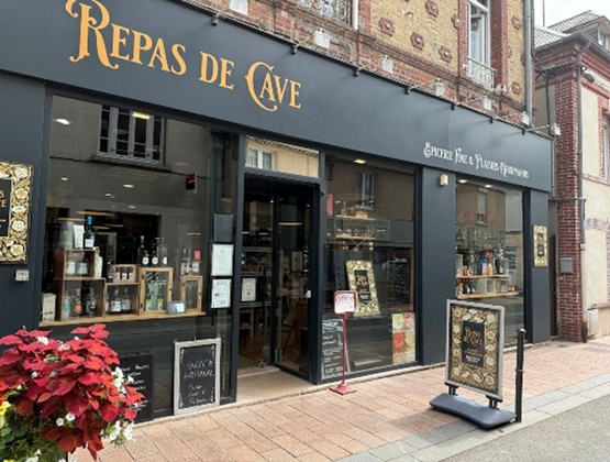 Façade de la boutique Repas de Cave, épicerie fine et cave à vins, avec vitrines de produits et entrée ouverte sur la rue.