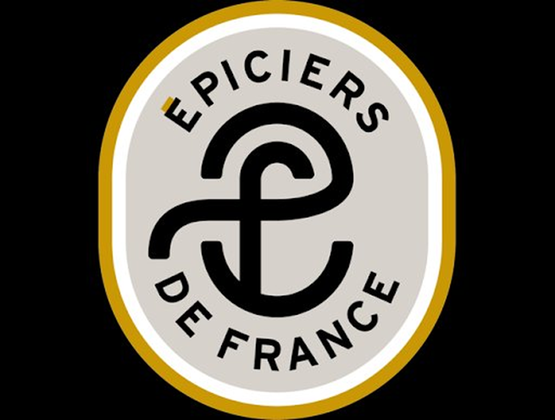 Logo Épiciers de France avec un symbole noir stylisé au centre, entouré d’un contour ovale doré.