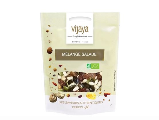 Sachet de mélange salade bio Vitaya contenant des graines et fruits secs, présenté sur fond blanc.