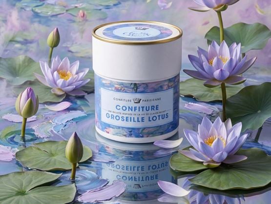 Pot de confiture parisienne groseille lotus présenté au milieu de fleurs de lotus violettes et de feuilles flottant sur l’eau.