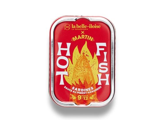 Boîte de sardines Hot Fish la belle-iloise x Martinx, avec un design rouge et jaune, présentée sur fond blanc.
