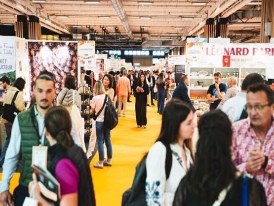 Vue d’ensemble du salon Gourmet Selection 2026, avec des visiteurs circulant dans les allées et échangeant avec les exposants.