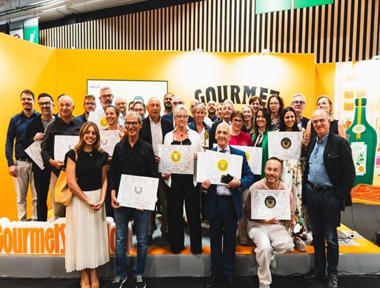 Groupe de lauréats posant avec leurs diplômes sur l’espace Gourmet Selection 2026.
