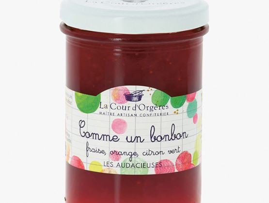 Pot de confiture La Cour d’Orgères “Comme un bonbon”, à la fraise, orange et citron vert, présenté en gros plan sur fond blanc.