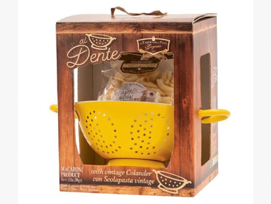 Coffret de pâtes La Fabbrica della Pasta di Gragnano avec passoire jaune vintage, présenté sur fond blanc.