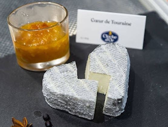Fromage « Cœur de Touraine » présenté en portions avec un accompagnement sucré dans un verre.