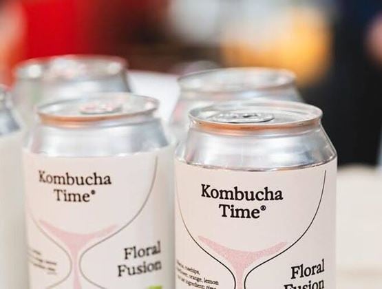 Canettes de kombucha « Kombucha Time » présentées en gros plan.