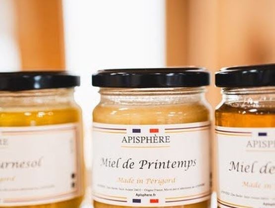 Pots de miel Apisphère, dont un miel de printemps du Périgord, présentés en gros plan.