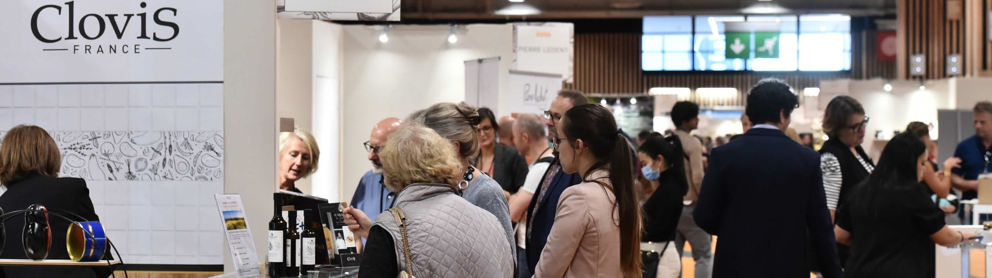 Visiteurs dans les allées de gourmet selection