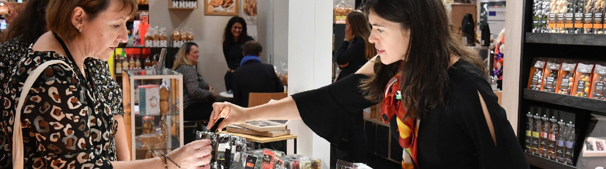  Exposants et visiteurs discutant sur gourmet selection