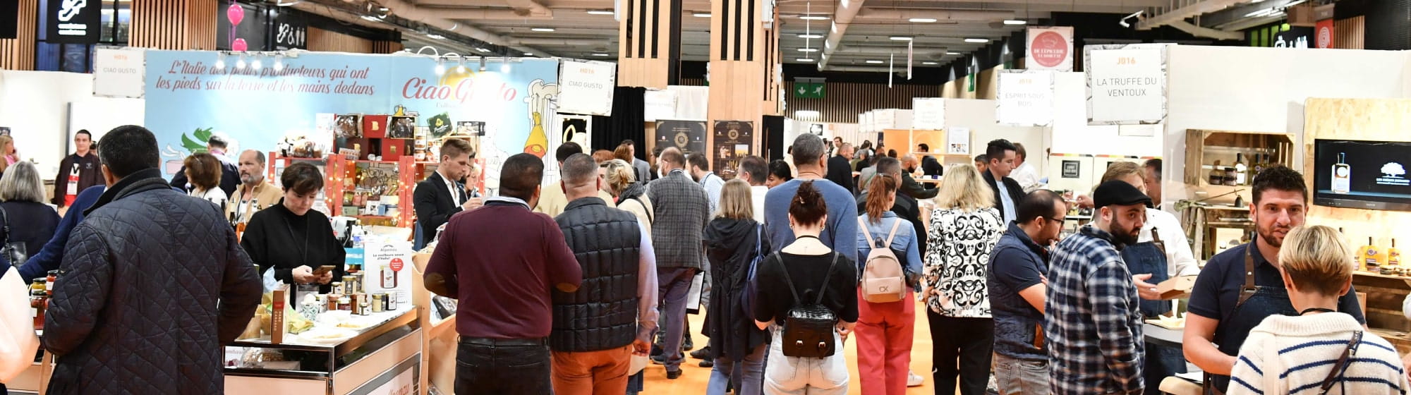 Visiteurs dans les allées de gourmet selection