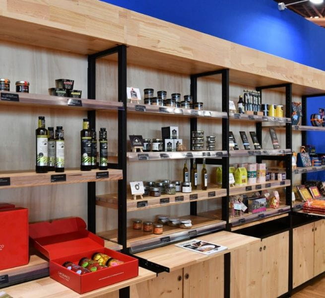 Etagères avec des produits d'épicerie fine