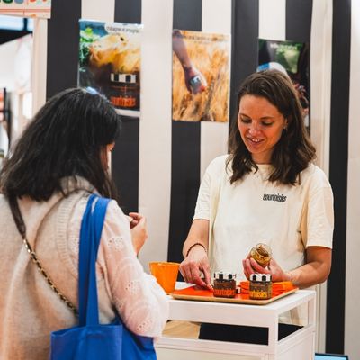 Product presentation and tasting at an exhibitor stand during Gourmet Selection.