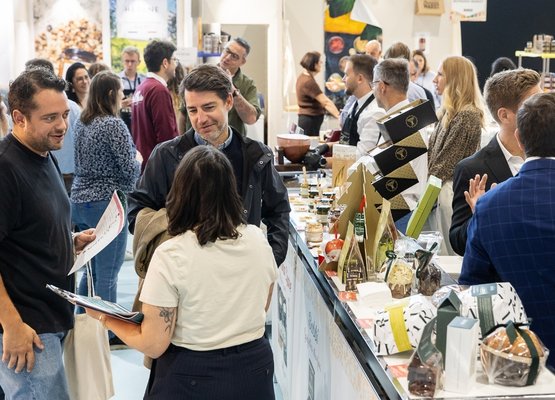 exposant discutant avec visiteurs