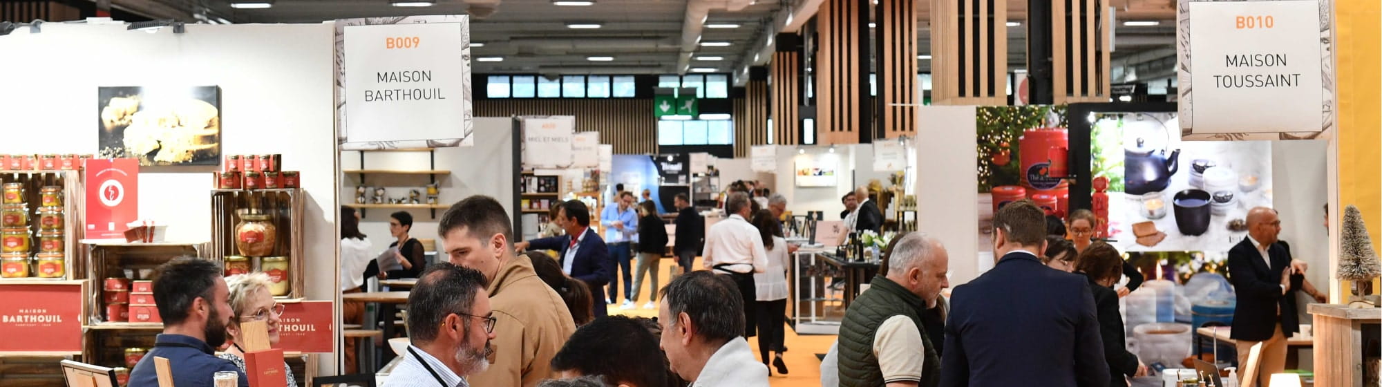 Exposants présentant leurs stands dans les allées de gourmet selection