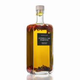 Bouteille d’huile d’olive extra vierge infusée au piment, ail et poivre, sur fond blanc.