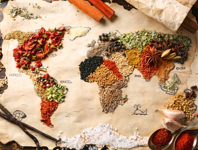 Carte du monde dessinée avec des épices colorées représentant les saveurs des différents pays.