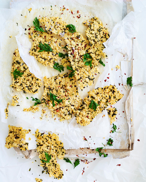 tuiles de parmesan avec des graines