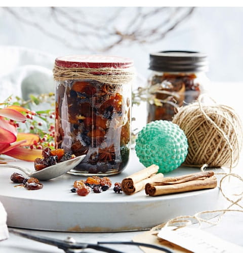 bocaux avec des fruits fermentés