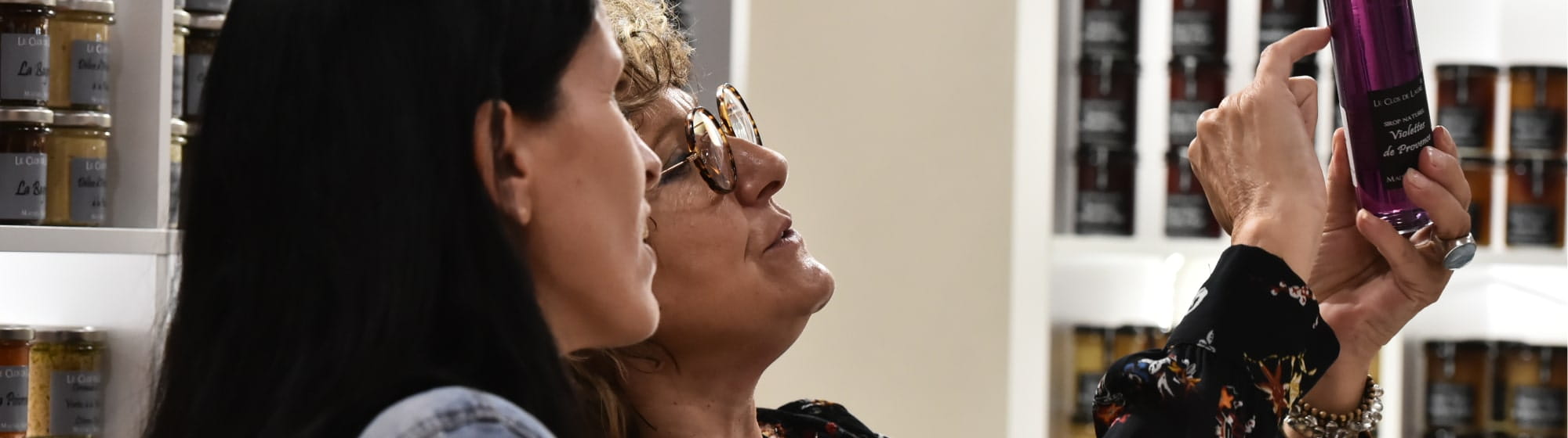 2 femmes qui regardent un produit