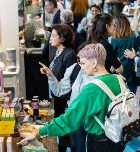 Vue d'un stand animé à Gourmet Selection, avec des visiteurs découvrant des produits fins d'épicerie