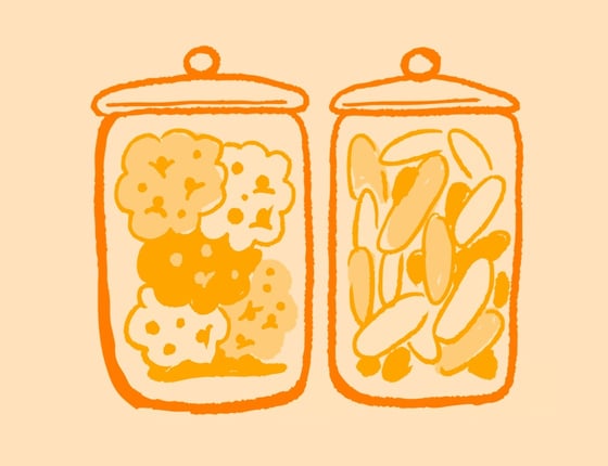 Illustration of two jars filled with cookies and pasta, drawn with orange outlines on a beige background.