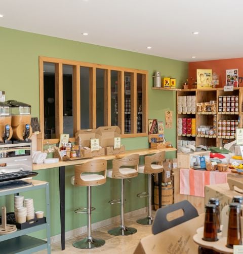 Espace accueillant de L'Épicerie d'Émilie mettant en avant des produits frais et des spécialités gastronomiques sélectionnées avec soin.