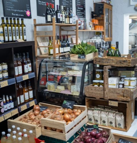 Epicerie locale, Maison Paulette avec des chaises hautes, un comptoir convivial et des produits artisanaux.