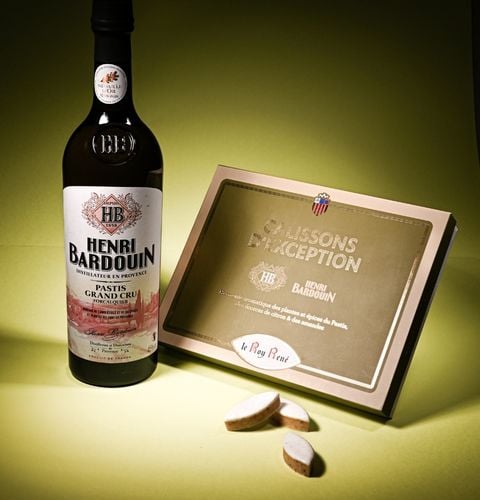 Henri Bardouin bottle and reception calisson gift box, displayed on a bright green background.
