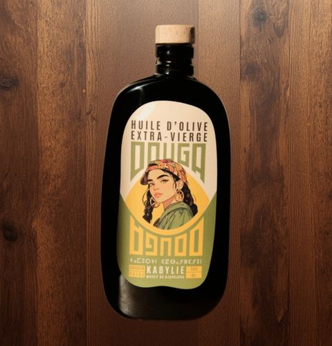 Bouteille noire d’huile d’olive extra-vierge Kabylie, avec étiquette illustrée sur fond bois.