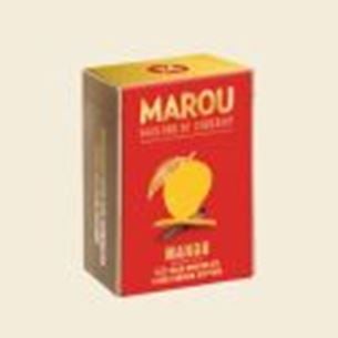 Boîte rouge et jaune de chocolat Marou Ananas, présentée sur fond beige minimaliste.