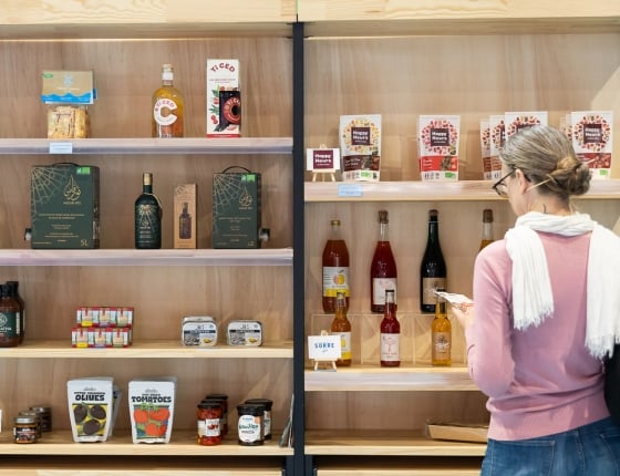 étagères avec produits du salon gourmet selection